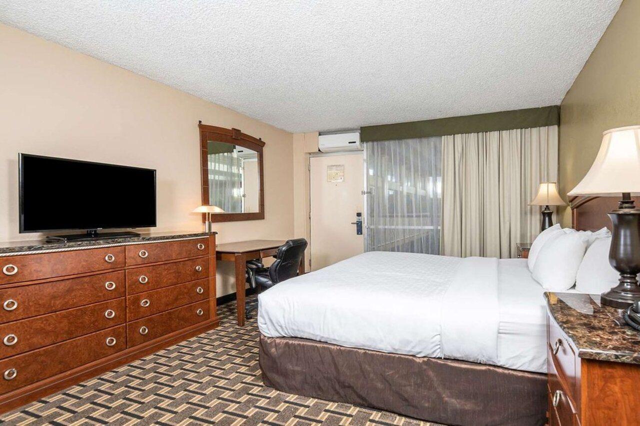 Clarion Inn Conference Center موديستو، كاليفورنيا المظهر الخارجي الصورة
