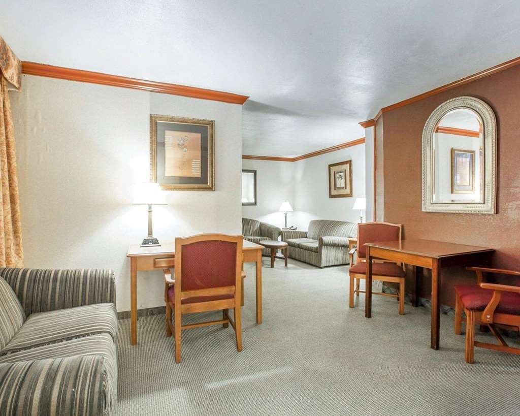 Clarion Inn Conference Center موديستو، كاليفورنيا المظهر الخارجي الصورة