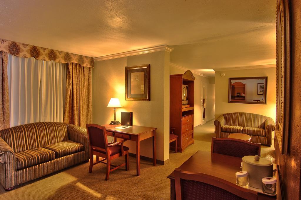 Clarion Inn Conference Center موديستو، كاليفورنيا المظهر الخارجي الصورة